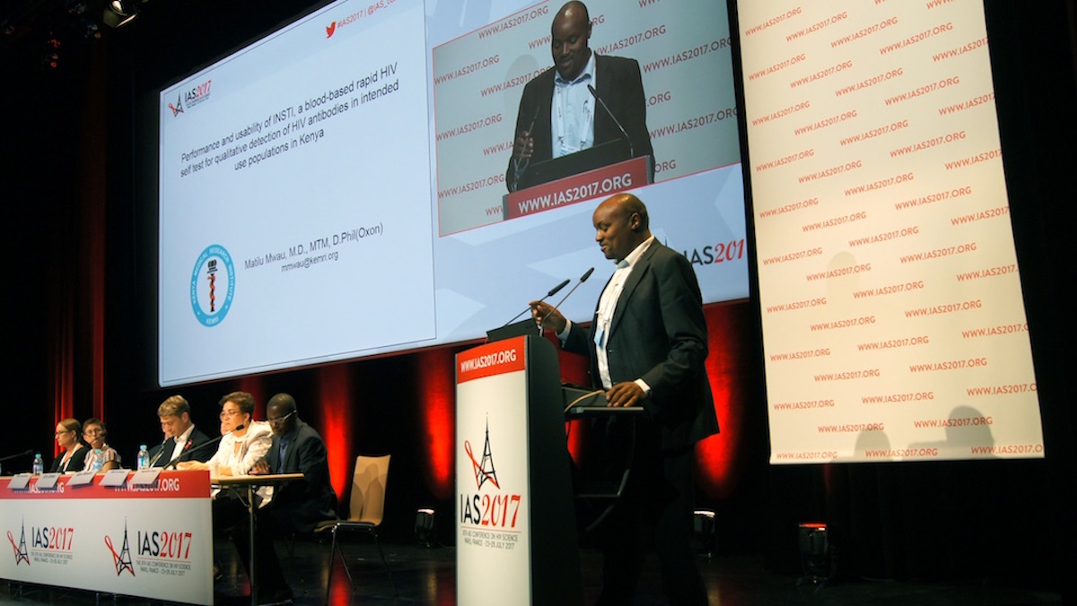 Matilu Mwau présentant ses travaux sur les auto-tests contre le SIDA lors du congrès de l'IAS en 2017 à Paris ©Anthony Audureau