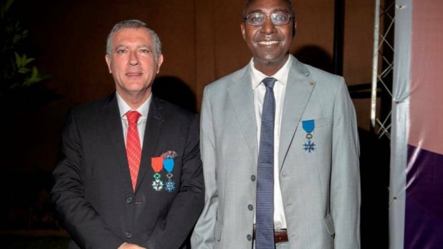 L'ambassadeur de France au Niger (à gauche) avec Habibou Abarchi