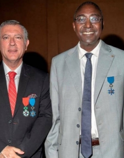 L'ambassadeur de France au Niger (à gauche) avec Habibou Abarchi